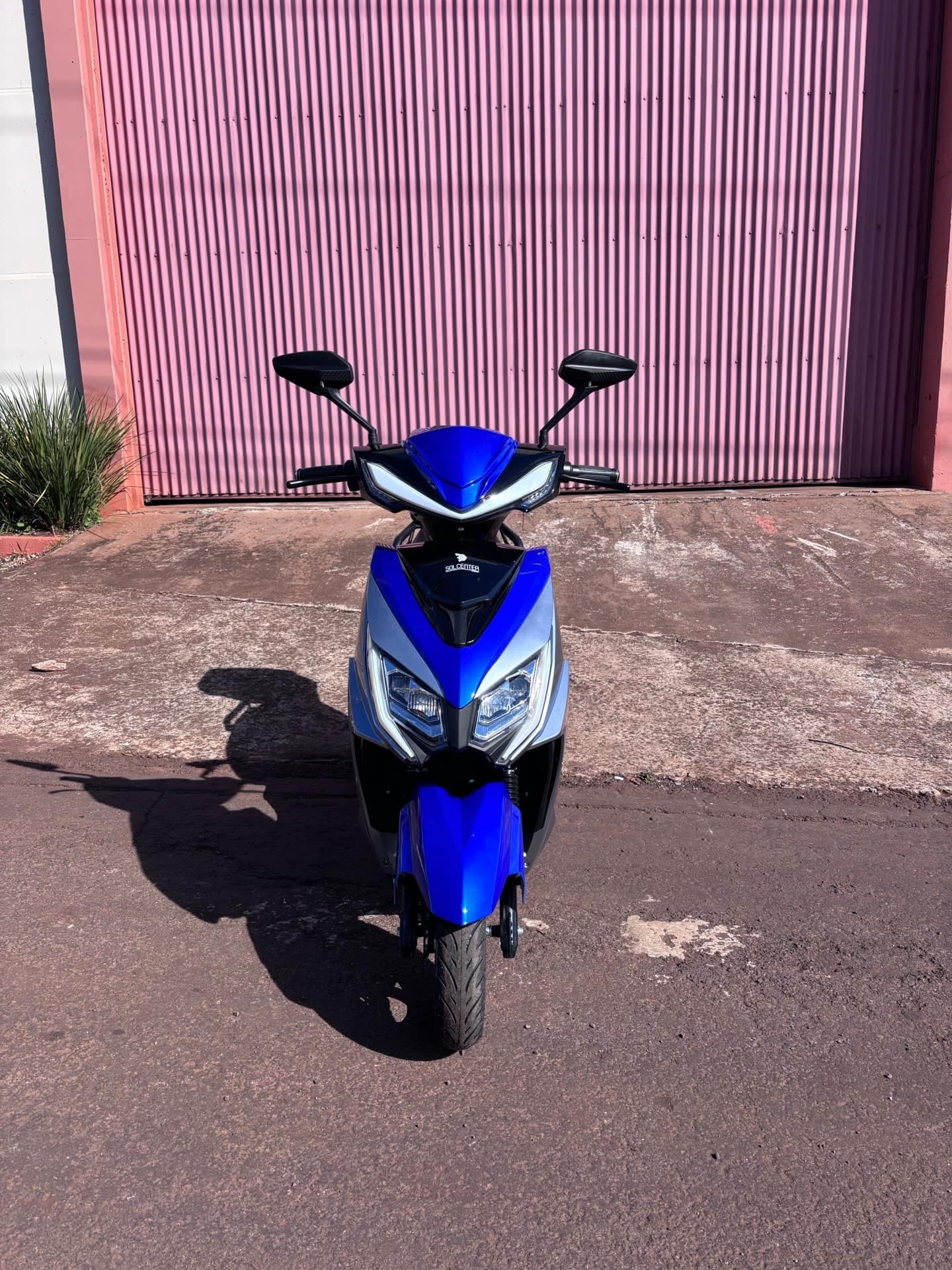 Scooter elétrica EVOX azul — foto real