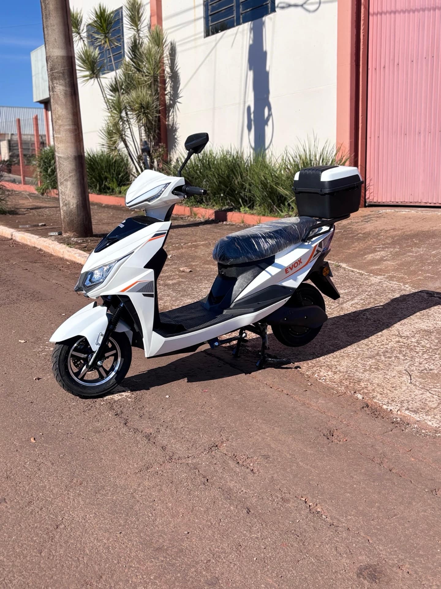 Scooter elétrica EVOX branca — foto real
