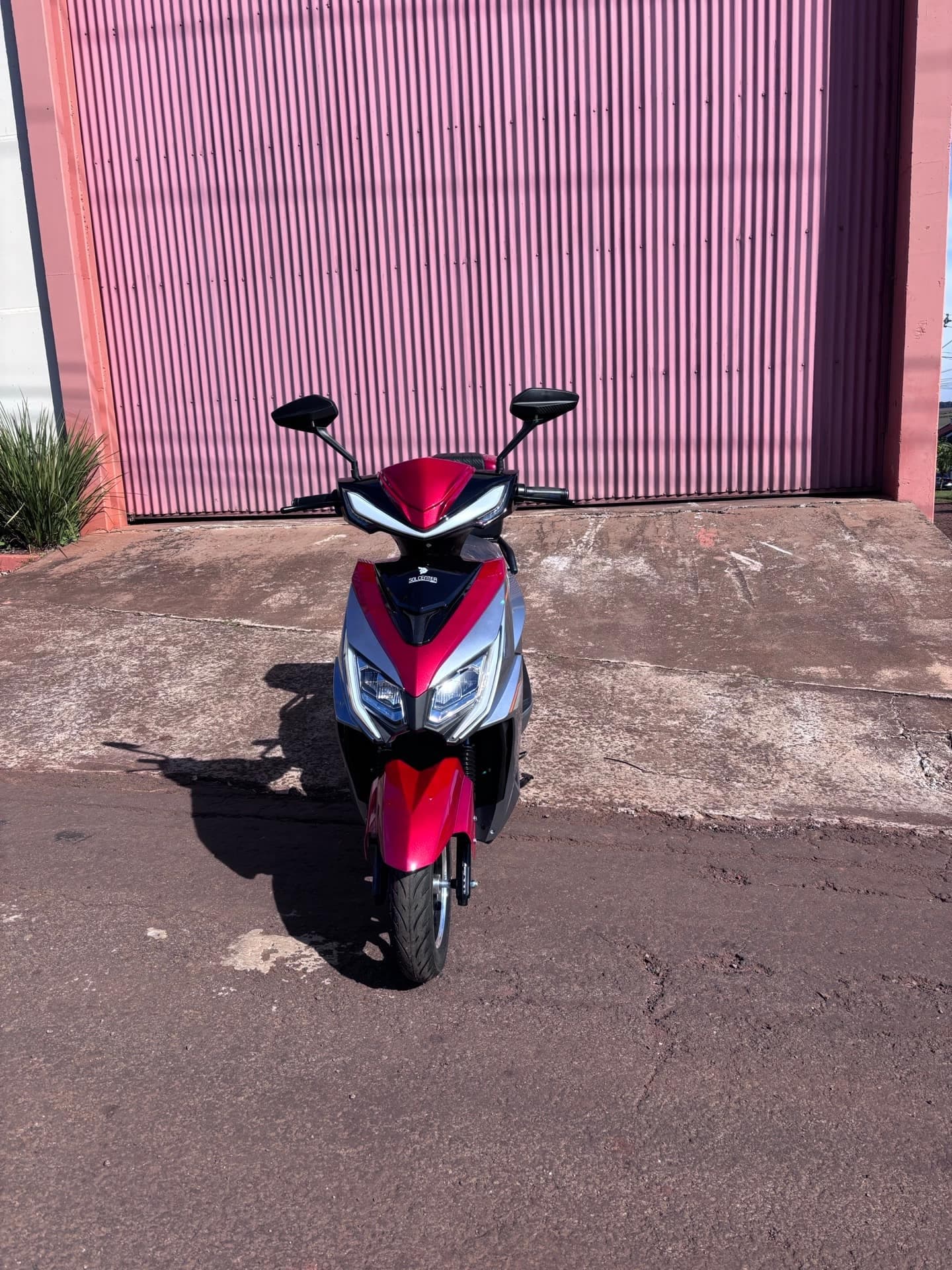 Scooter elétrica EVOX vermelha — foto real